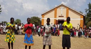 Dzieci przed kościołem w Ugandzie